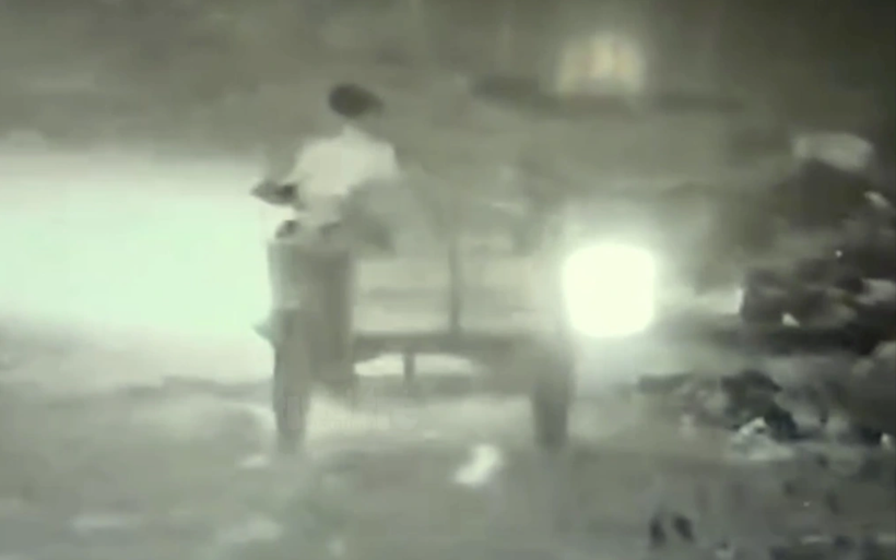 Camera giám sát ghi lại cảnh ông V. chở rác thải sinh hoạt xả ở Sân bay Phú Quốc cũ. (Nguồn: Dân trí)