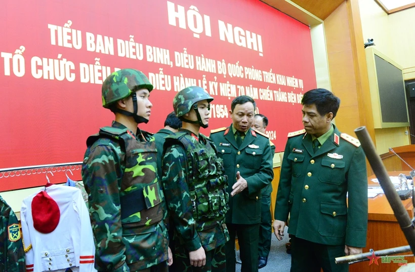 Thượng tướng Nguyễn Văn Nghĩa kiểm tra các mẫu trang phục, trang cụ phục vụ tại Lễ Kỷ niệm 70 năm Chiến thắng Điện Biên Phủ. (Nguồn: Quân đội nhân dân)
