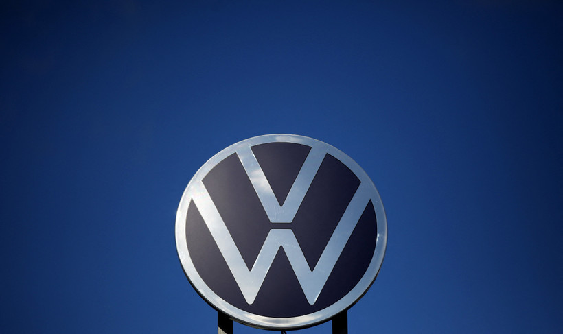 Biểu tượng hãng Volkswagen tại trụ sở ở Wolfsburg (Đức). (Ảnh: AFP/TTXVN)