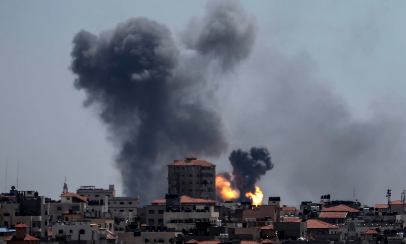 Khói bốc lên sau các vụ không kích của Israel vào dải Gaza ngày 4/5. (Nguồn: AFP/TTXVN)