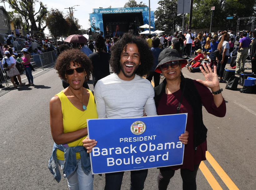 Người dân Mỹ vui mừng tại lễ đặt tên đoạn đường mang tên cựu Tổng thống Mỹ Barack Obama ở Los Angeles, bang California, ngày 4/5. (Nguồn: AFP/TTXVN)