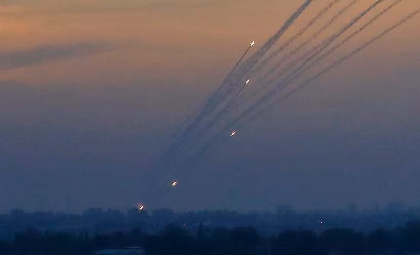 Trong ảnh: Phong trào Hamas tại Dải Gaza phóng tên lửa về phía lãnh thổ Israel ngày 5/5/2019. (Nguồn: AFP/TTXVN)