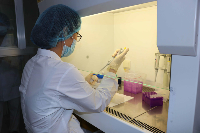 Cán bộ Trung tâm Kiểm soát bệnh tật tỉnh Bắc Ninh thực hiện thao tác tại phòng xét nghiệm virus SARS-CoV-2. (Ảnh: Thanh Thương/TTXVN)