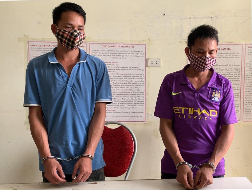 Hai đối tượng tại cơ quan công an. (Nguồn: TTXVN phát). 