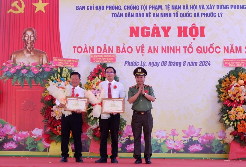 Trao Bằng khen của Bộ Công an cho tập thể có thành tích xuất sắc trong phong trào toàn dân bảo vệ an ninh Tổ quốc. (Ảnh: Đức Hạnh/TTXVN)