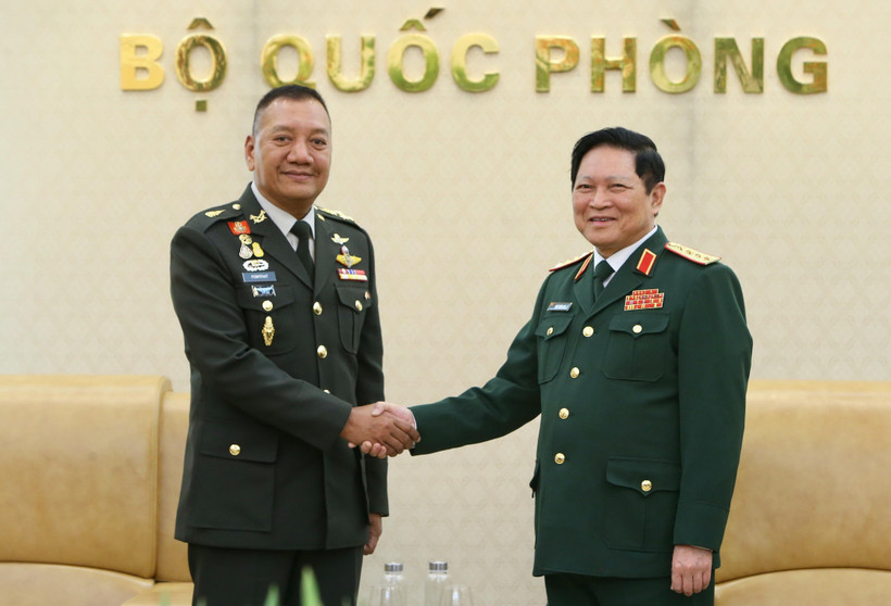Đại tướng Ngô Xuân Lịch, Bộ trưởng Quốc phòng tiếp Đại tướng Ponpipaat Benyasri. (Ảnh: Dương Giang/TTXVN)