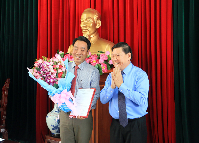 Bí thư Tỉnh ủy Vĩnh Long Trần Văn Rón trao quyết định của Ban Bí thư Trung ương Đảng chuẩn y ông Lữ Quang Ngời, Ủy viên Ban Thường vụ Tỉnh ủy, Phó Chủ tịch Ủy ban Nhân dân tỉnh Vĩnh Long giữ chức Phó Bí thư Tỉnh ủy Vĩnh Long nhiệm kỳ 2015-2020. (Ảnh: Phạm