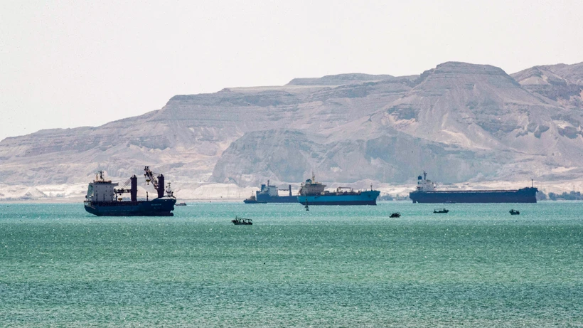 Tàu thuyền chờ qua Kênh đào Suez. (Ảnh: AFP/TTXVN)