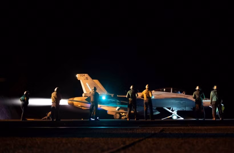 Các lực lượng Mỹ và Anh tiến hành cuộc tấn công nhằm vào các mục tiêu của Houthi ở Yemen, ngày 3/2/2024. (Ảnh: AFP/TTXVN)