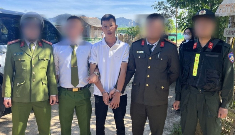 Trần Đông Lập (giữa) bị bắt giữ khi lẩn trốn tại địa bàn huyện A Lưới, tỉnh Thừa Thiên Huế. (Nguồn: Công an Nhân dân)