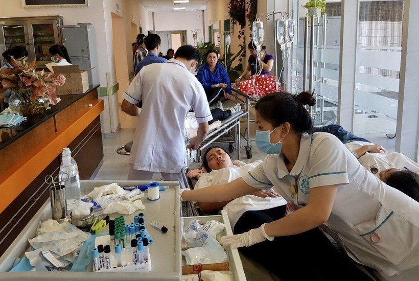 Các công nhân Công ty trách nhiệm hữu hạn Ấn Độ Dương, Cần Thơ nhập viện điều trị tại Bệnh viện Đa khoa Trung tâm An Giang do bị ngộ độc thực phẩm. (Ảnh: Thanh Sang/TTXVN)