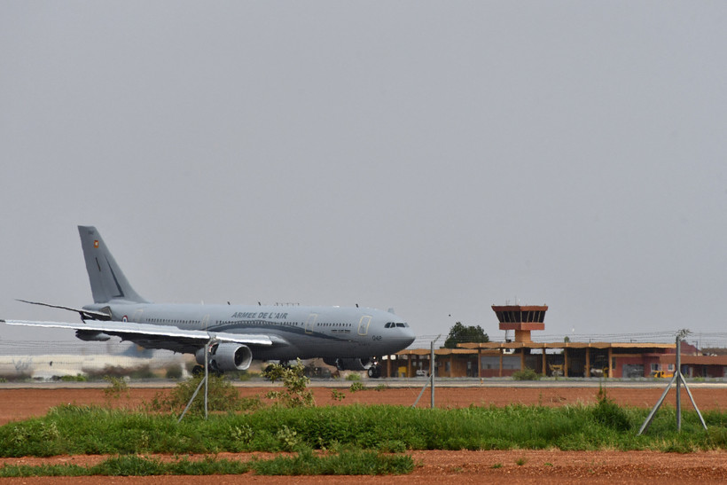 Máy bay hạ cánh tại sân bay quốc tế Diori Hamani ở Niamey (Niger) ngày 1/8/2023. (Ảnh: AFP/TTXVN)