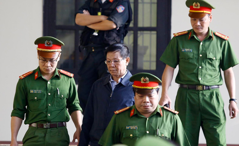 Trong ảnh: Bị cáo Phan Văn Vĩnh được cơ quan chức năng dẫn giải ra tòa trong phiên xử sơ thẩm ngày 13/11/2018. (Ảnh: Trung Kiên/TTXVN)