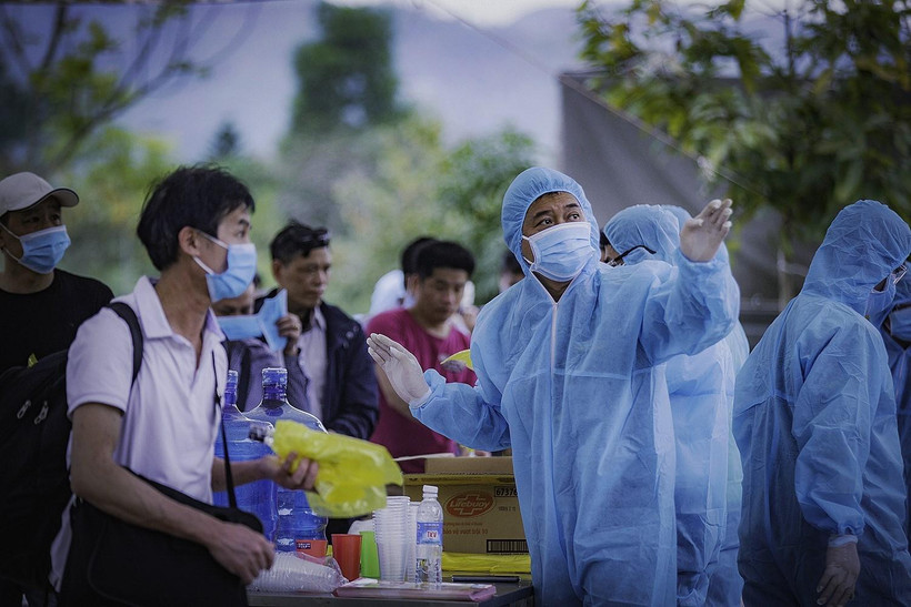 Các công dân được lực lượng chức năng hướng dẫn về khu cách ly nhận phòng tại Hòa Bình. (Ảnh: Trọng Đạt/TTXVN)