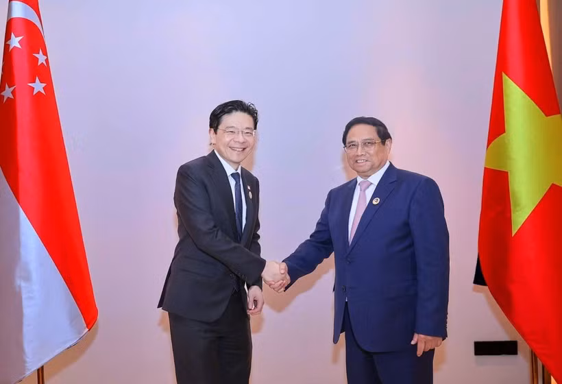 Thủ tướng Phạm Minh Chính gặp Thủ tướng Singapore Lawrence Wong. (Ảnh: Dương Giang/TTXVN)
