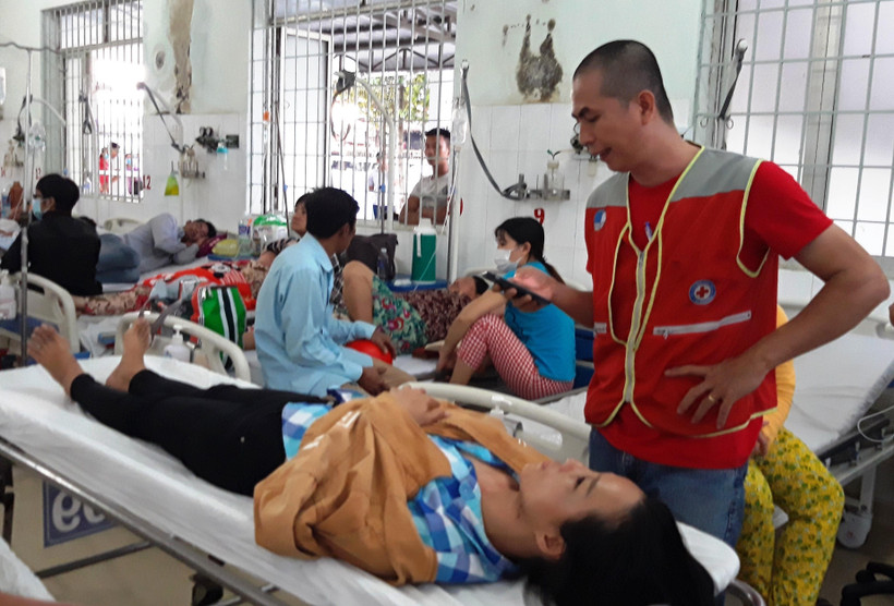 Chị Trần Thị Tuyết Mai được cấp cứu tại Bệnh viện đa khoa tỉnh Tây Ninh. (Nguồn: Lê Đức Hoảnh-TTXVN)