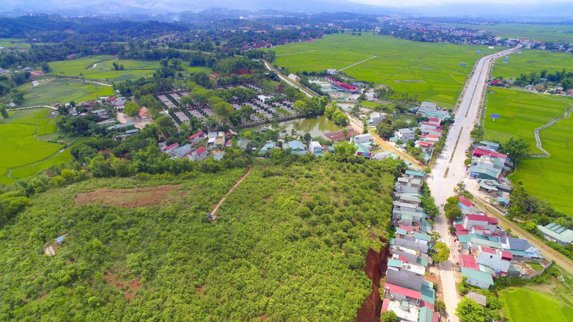 Đồi Độc Lập nằm bên đường Quốc lộ 12. (Ảnh: Xuân Tư/TTXVN)