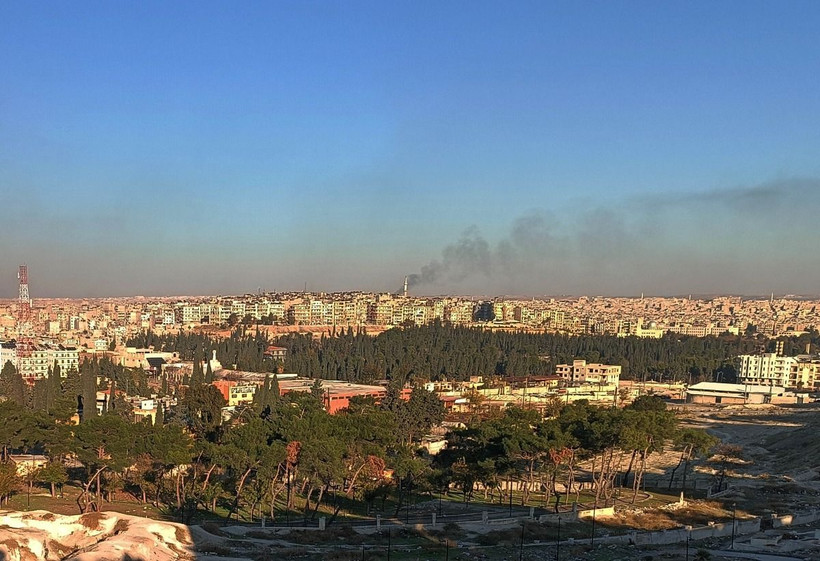 Khói bốc lên trong cuộc giao tranh tại thành phố Aleppo (Syria) ngày 1/12/2024. (Ảnh: THX/TTXVN)