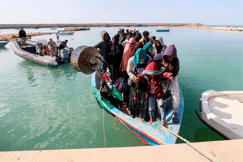 Thuyền chở người di cư được giải cứu vào cảng ở Garabulli (Libya) ngày 25/3/2023. (Ảnh: AFP/TTXVN)