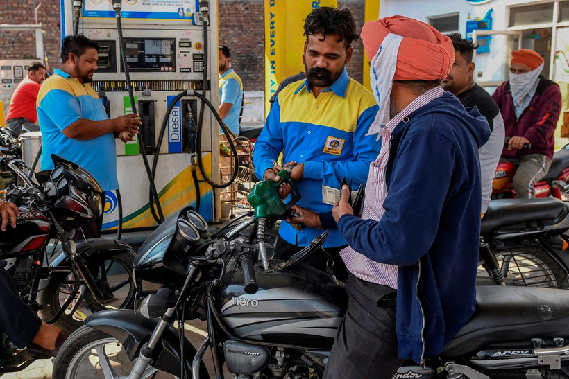 Khách hàng đổ xăng tại một trạm xăng ở Amritsar (Ấn Độ). (Ảnh: AFP/TTXVN)