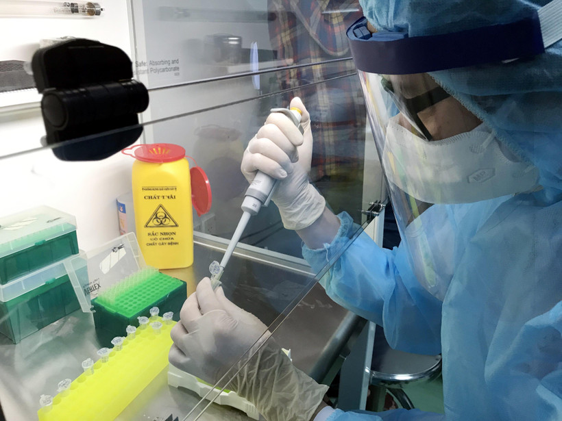 Bác sỹ Bệnh viện Ung bướu Nghệ An tiến hành xét nghiệm virus SARS–CoV-2 bằng kỹ thuật Realtime PCR. (Ảnh: Tá Chuyên/TTXVN)