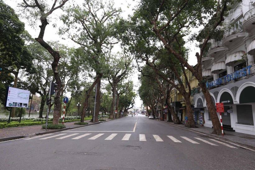 Phố Hàng Khay, quận Hoàn Kiếm, Hà Nội vắng vẻ, trưa 4/4/2020. (Ảnh: Anh Tuấn/TTXVN)