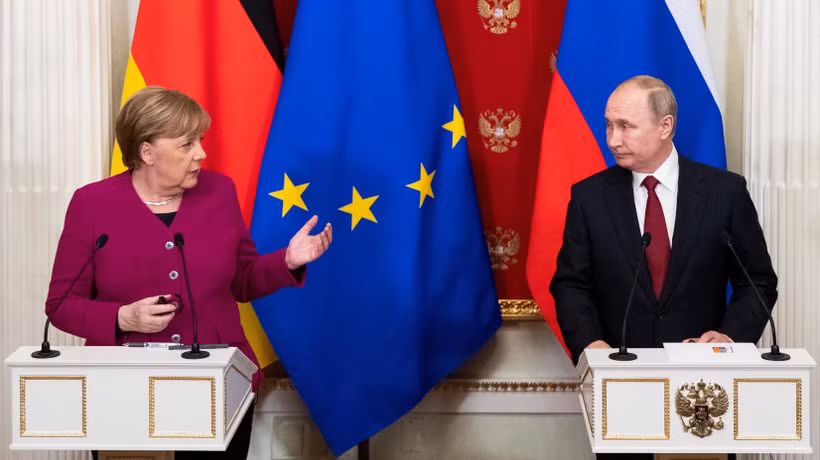 Tổng thống Nga Vladimir Putin (phải) và Thủ tướng Đức Angela Merkel (trái) tại cuộc họp báo chung ở Moskva,Nga, ngày 11/1. (Nguồn: AFP/TTXVN)