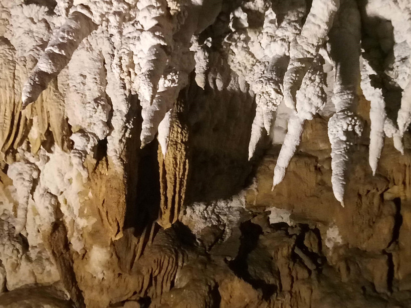 Vẻ đẹp kỳ thú của những nhũ đá trên vách trong hang động Huổi Cang. (Ảnh: Xuân Tiến/TTXVN)