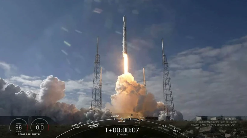 Tên lửa Falcon 9 của SpaceX mang theo 60 vệ tinh Starlink rời bệ phóng tại Căn cứ Không quân Mũi Canaveral ở bang Florida (Mỹ), hồi tháng 2/2020. (Ảnh: AFP/TTXVN)