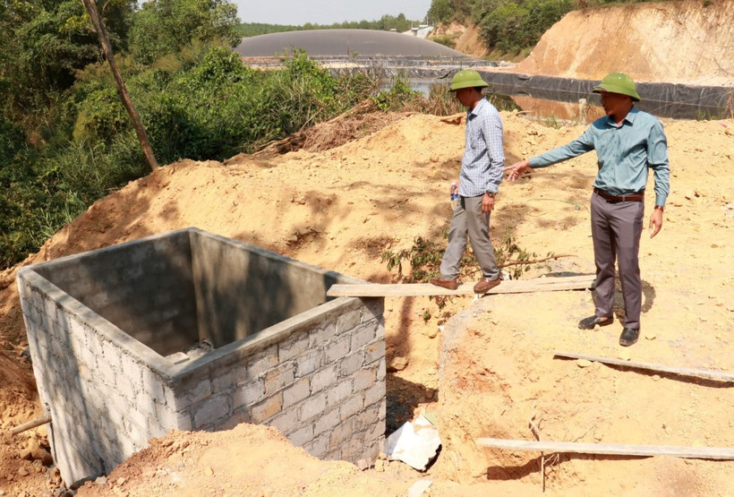 Một bể lắng mới được xây dựng để xử lý nước thải của trang trại nuôi lợn ở phía thượng nguồn khe Rào Trường. (Ảnh: Nguyên Lý/TTXVN)