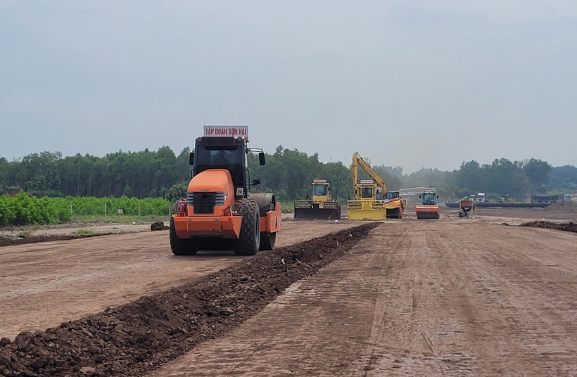 Thi công mặt bằng, lu nền tại điểm đầu dự án thành phần 3 Cao tốc Biên Hòa-Vũng Tàu. (Ảnh: Hoàng Nhị/TTXVN)