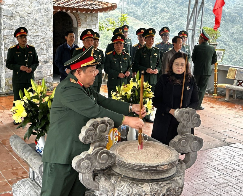 Thượng tướng Huỳnh Chiến Thắng dâng hương, viếng các Anh hùng liệt sỹ tại Đền thờ liệt sỹ Điểm cao 468, Thanh Thủy, Vị Xuyên (Hà Giang). (Ảnh: Đức Thọ/TTXVN)