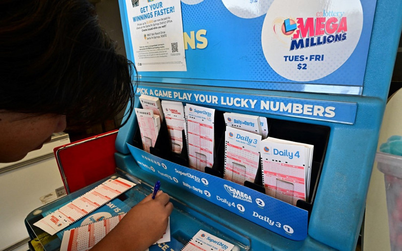 Người dân mua vé số Mega Millions tại New York (Mỹ). (Ảnh: AFP/TTXVN)