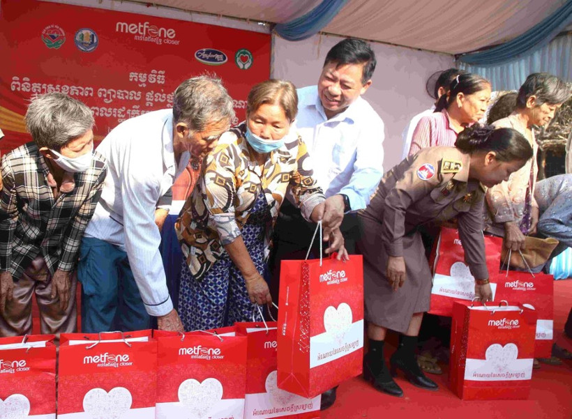 Đại sứ Việt Nam tại Campuchia Nguyễn Huy Tăng trao tặng quà cho người dân tham gia chương trình. (Ảnh: Huỳnh Thảo/TTXVN)