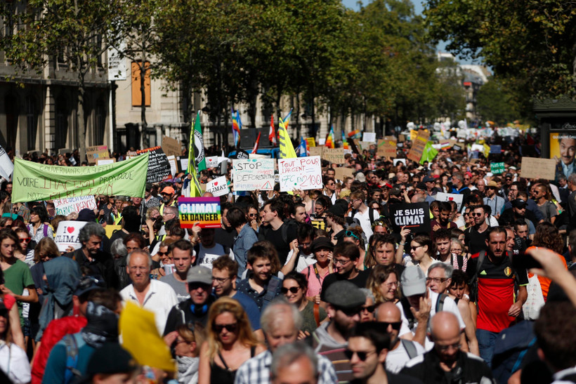 Trong ảnh: Người dân tham gia cuộc tuần hành chống biến đổi khí hậu tại Paris, Pháp, ngày 21/9/2019. (Nguồn: AFP/TTXVN)