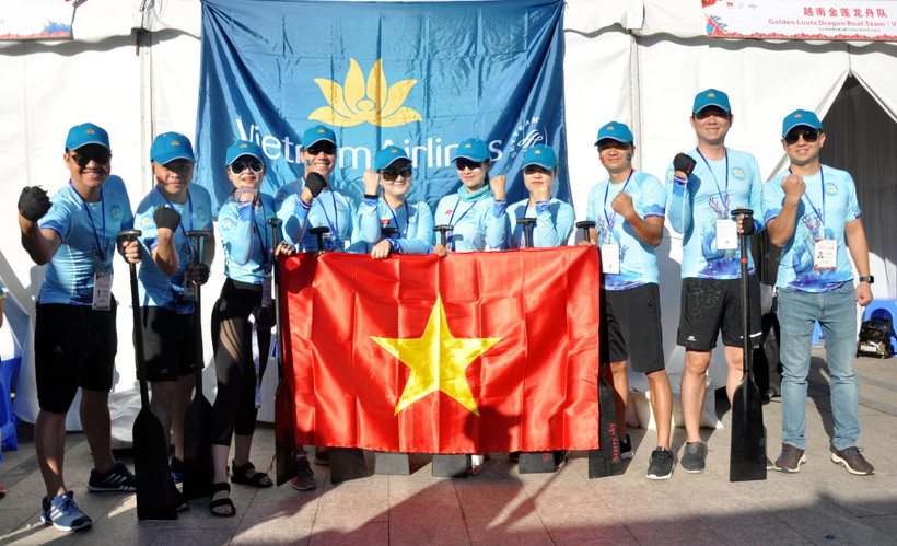 Đội đua thuyền rồng Golden Lotus bày tỏ quyết tâm trước giờ thi đấu. (Ảnhh: Bùi Tuấn/TTXVN)