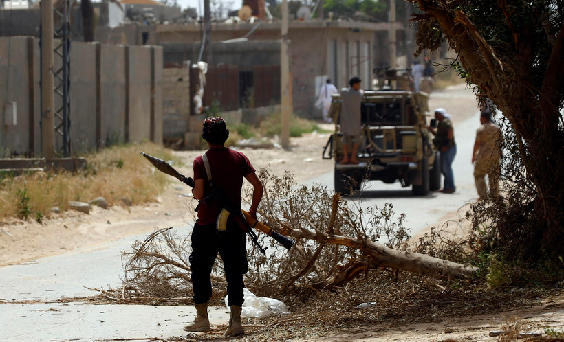 Trong ảnh: Binh sỹ thuộc lực lượng GNA trong cuộc giao tranh với các tay súng LNA tại khu vực ngoại ô Tripoli, Lybia, ngày 25/4. (Nguồn: AFP/TTXVN)