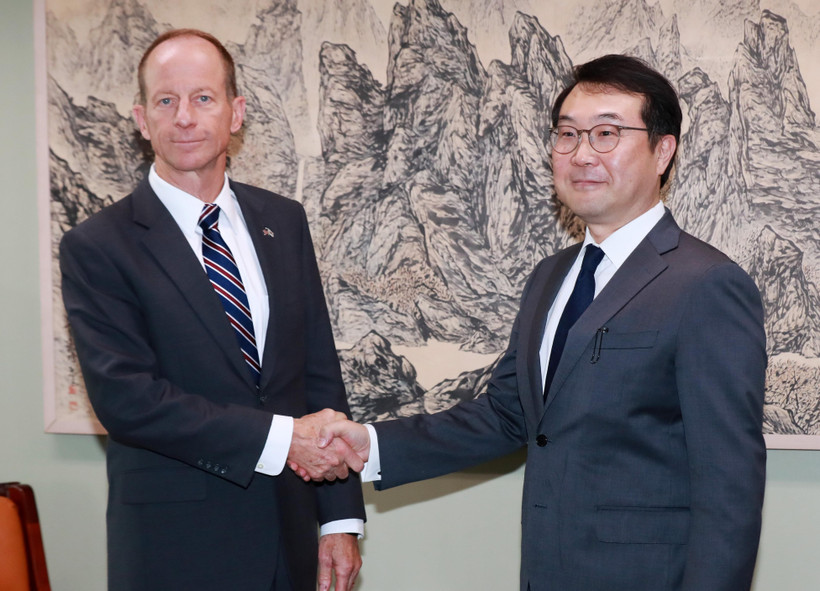 Trợ lý Ngoại trưởng Mỹ phụ trách khu vực Đông Á và Thái Bình Dương David Stilwell (trái). (Nguồn: Yonhap/TTXVN)