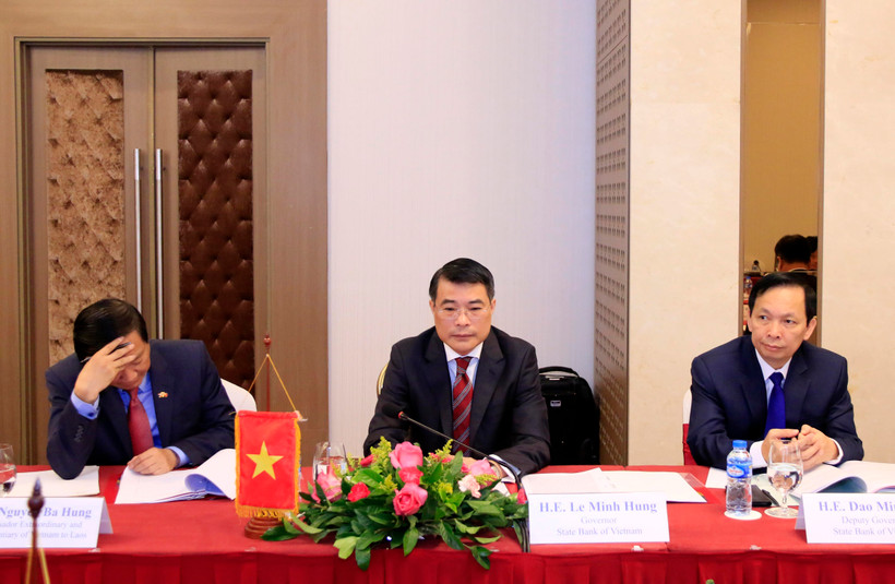 Thống đốc Ngân hàng Nhà nước Việt Nam, ông Lê Minh Hưng (giữa) cùng đoàn Việt Nam tại cuộc họp. (Ảnh: Phạm Kiên/Vietnam+)