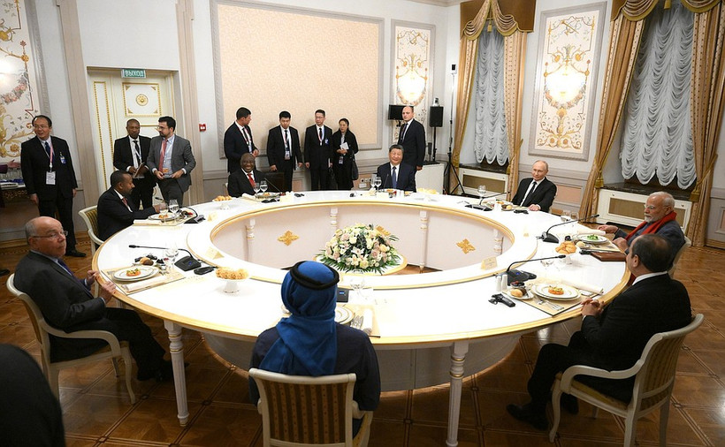 Các nhà lãnh đạo tại bữa trưa thân mật dành cho Trưởng đoàn các nước BRICS. (Nguồn: Kremlin)