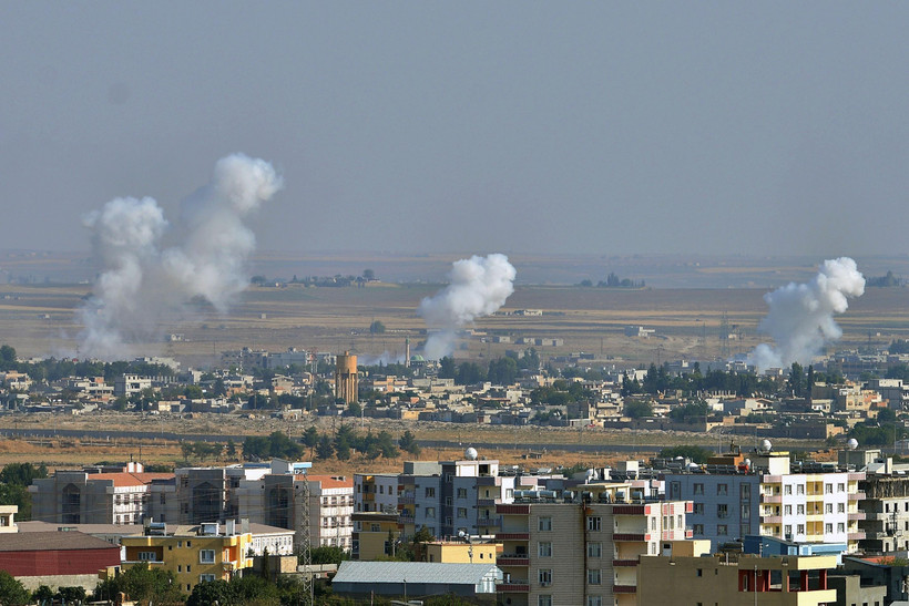 Khói bốc lên từ thành phố Ras al-Ain (Syria) sau cuộc tấn công của Thổ Nhĩ Kỳ nhằm vào lực lượng người Kurd, ngày 12/10/2019. (Nguồn: THX/TTXVN)