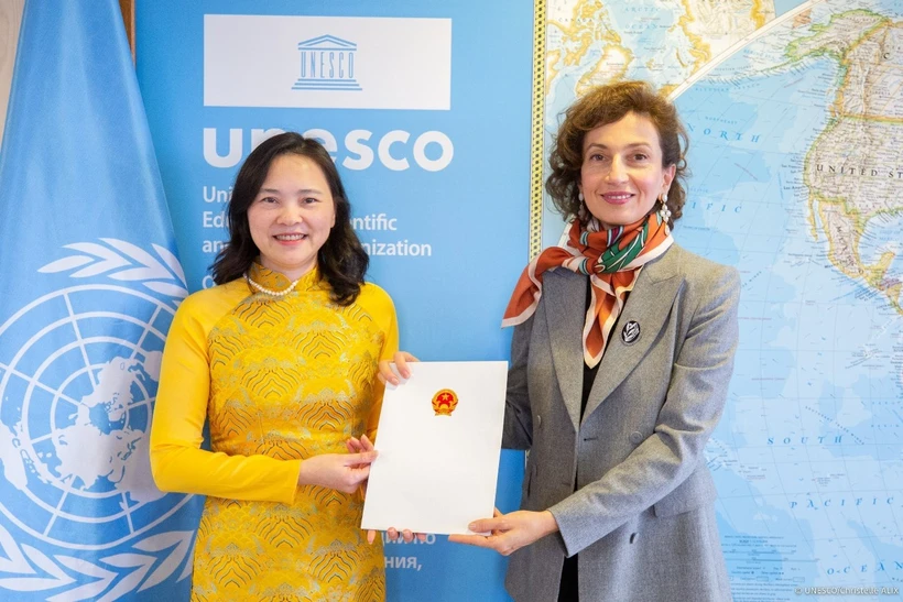 Đại sứ, Đại diện Thường trực Việt Nam bên cạnh UNESCO Nguyễn Thị Vân Anh (trái) trình Thư Ủy nhiệm của Chủ tịch nước lên Tổng Giám đốc UNESCO Audrey Azoulay. (Ảnh: TTXVN phát)