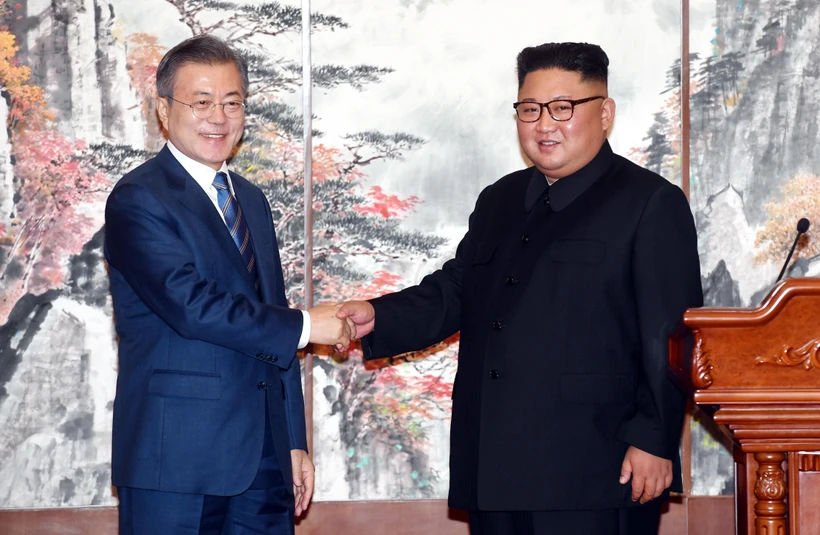 Trong ảnh (tư liệu): Nhà lãnh đạo Triều Tiên Kim Jong-un (phải) và Tổng thống Hàn Quốc Moon Jae-in tại hội nghị thượng đỉnh liên Triều lần thứ 3 ở Bình Nhưỡng ngày 19/9/2018.(Nguồn: AFP/ TTXVN)