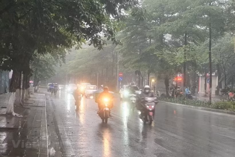 Hà Nội sáng có mưa, mưa vừa và rải rác có dông. (Nguồn: Vietnam+)