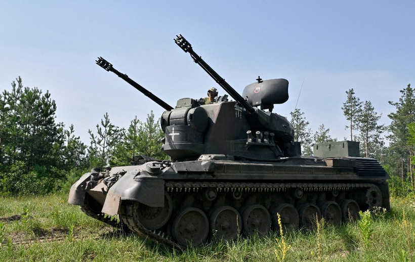 Binh sỹ Ukraine tham gia huấn luyện trên pháo phòng không tự hành Flakpanzer Gepard do Đức sản xuất tại Kiev hồi năm ngoái. (Ảnh: AFP/TTXVN)