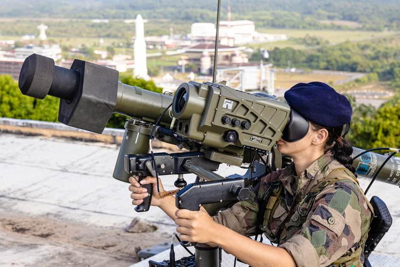 Binh sỹ Pháp tham gia huấn luyện với hệ thống tên lửa Sol-Air Mistral tại Kourou. (Ảnh: AFP/TTXVN)