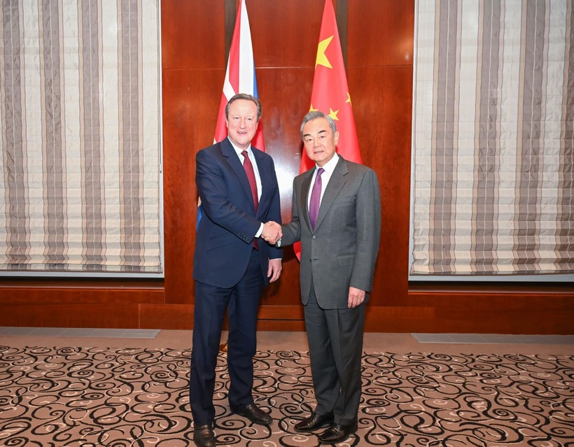 Bộ trưởng Ngoại giao Trung Quốc Vương Nghị (phải) bắt tay Ngoại trưởng Anh David Cameron trong cuộc gặp bên lề Hội nghị An ninh Munich, ngày 16/2/2024. (Nguồn: China Daily)