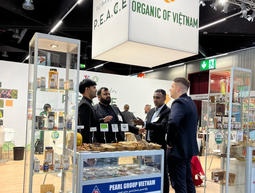 Nhiều khách hàng quốc tế quan tâm đến các sản phẩm hữu cơ của Việt Nam tại Biofach 2024. (Ảnh: Phương Hoa/TTXVN)