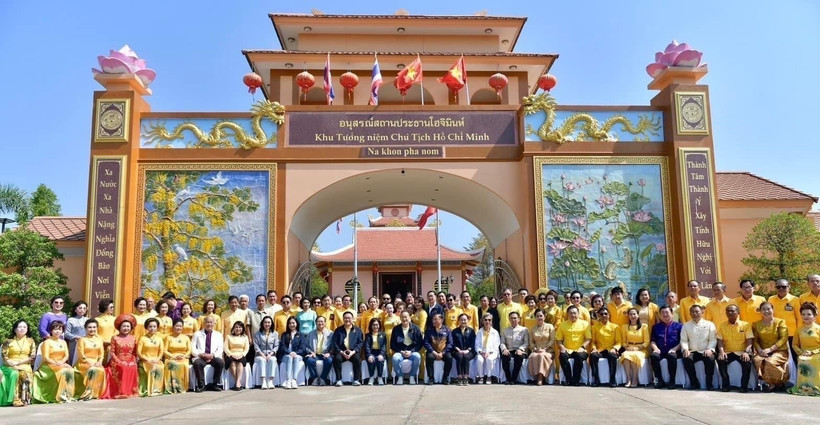 Thủ tướng Thái Lan Srettha Thavisin chụp ảnh lưu niệm cùng Kiều bào trước Khu Tưởng niệm Chủ tịch Hồ Chí Minh tại tỉnh Nakhon Phanom. (Ảnh: TTXVN phát)