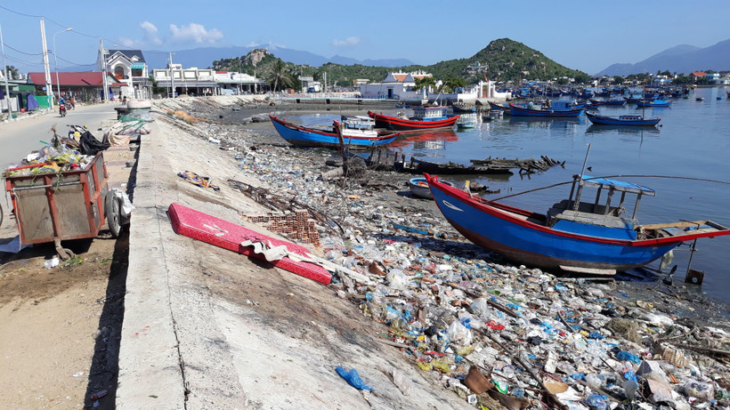 Tràn ngập rác thải tại khu vực bờ kè Đầm Nại, huyện Ninh Hải. (Ảnh: Nguyễn Thành/TTXVN)